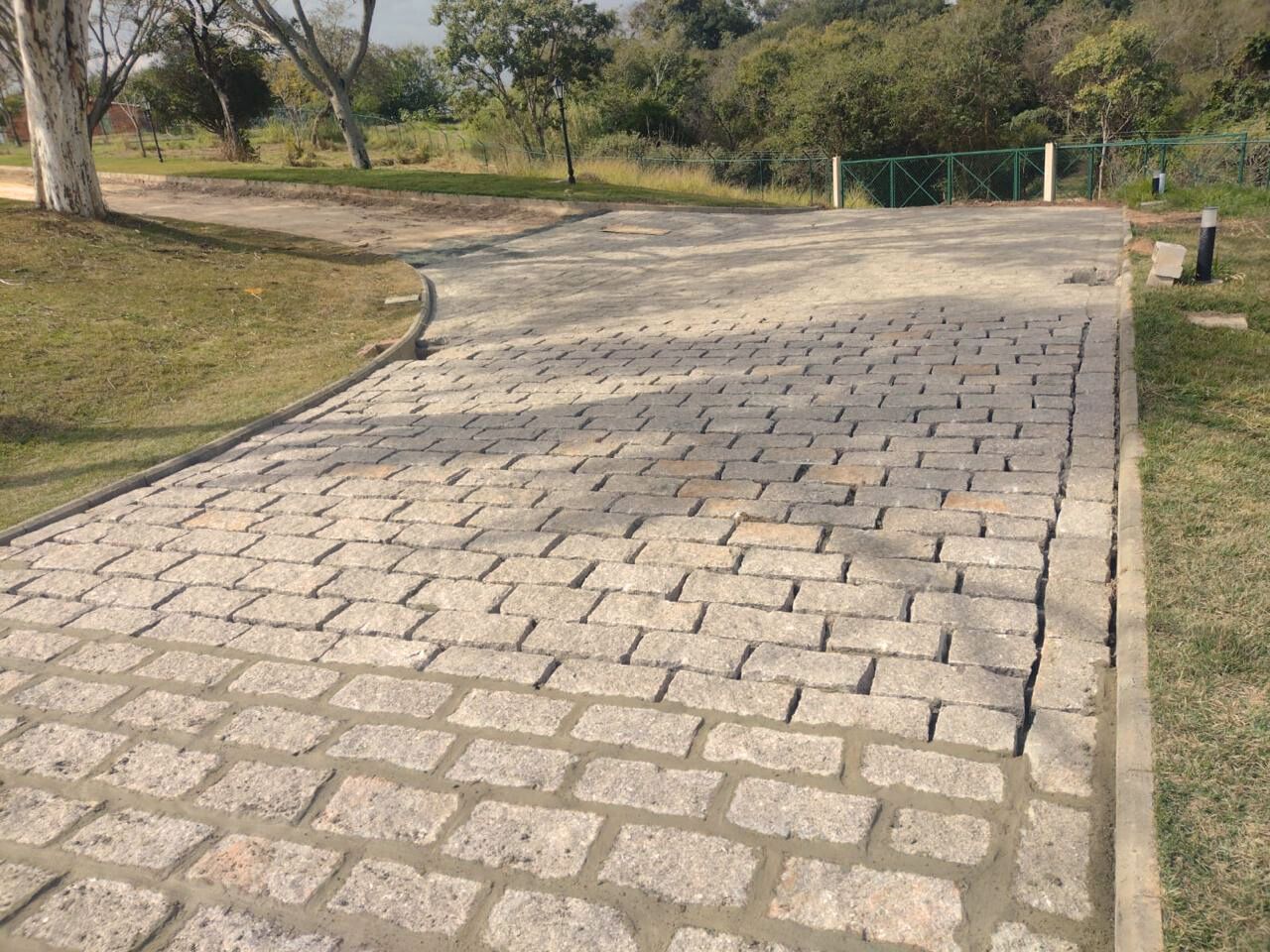 calçamento de pedras folheta